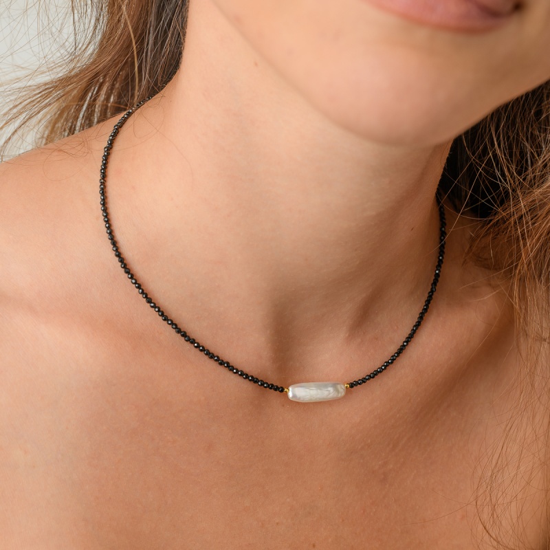 Collier mit Stabperle und schwarzem Spinell, 40+3 cm, vergoldet